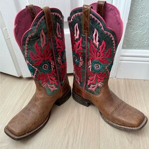 Lightly used ARIAT women’s boots size 9.5. Pretty pink, coral, & green colors.